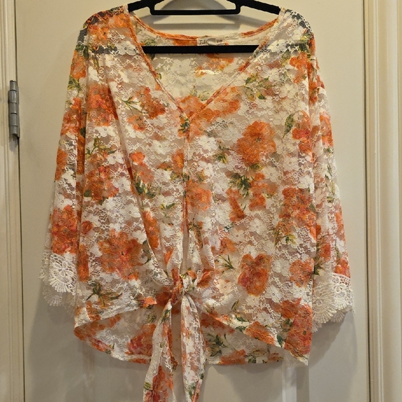 Full Circle Trends Tops - NWOT Full Circle Trends Large Lace Floral Tie-Front Top